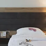 Moxy Stuttgart Airport/messe 3*