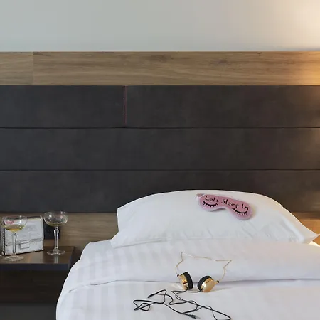 Moxy Stuttgart Airport/messe 3*